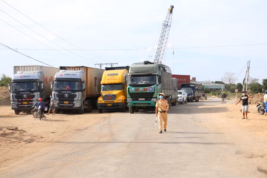 Các phương tiện đi ngang qua thị xã buộc phải dừng lại để kiểm tra và khai báo y tế.JPG