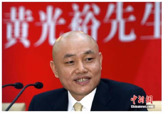 Ông Hoàng Quang Dụ trở thành người giàu nhất Trung Quốc khi mới 36 tuổi - Ảnh: Chụp màn hình Tellerreport.com