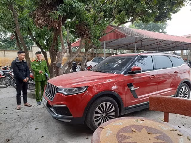  Đối tượng Lã Văn Linh (áo đen) được xác định là người chở Hồ Văn Khoa. Ảnh: V.Tú