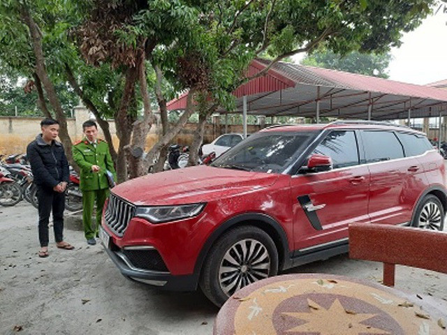 Đối tượng Lã Văn Linh (áo đen) được xác định là người chở Hồ Văn Khoa. Ảnh: V.Tú Đối tượng Lã Văn Linh (áo đen) được xác định là người chở Hồ Văn Khoa. Ảnh: V.Tú