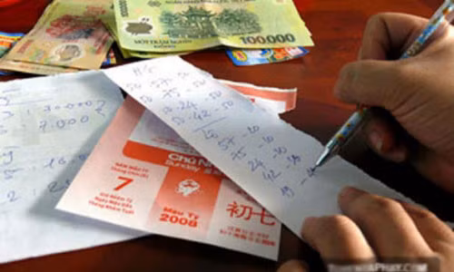 Phẩm bị bắt quả tang ghi đang ghi lô đề. Ảnh minh họa