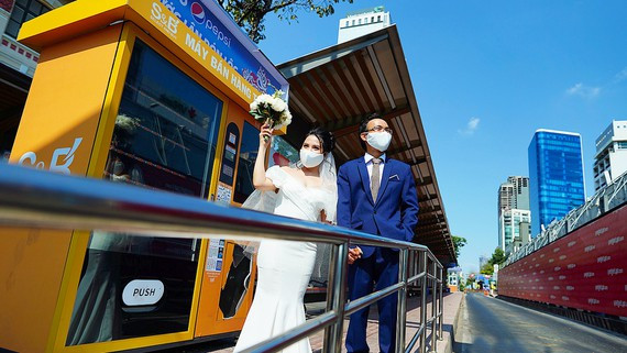 Có những cặp vợ chồng trẻ chọn cách tổ chức lễ cưới tiết kiệm, đảm bảo an toàn trong mùa dịch. Ảnh: PHƯƠNG NGHI