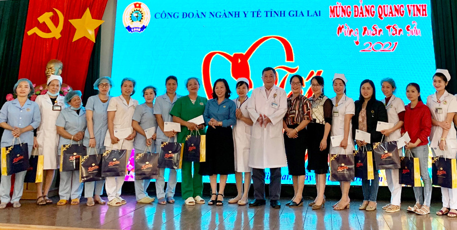 Bà Nguyễn Thị Ánh Xuân-Chủ tịch Công đoàn ngành Y tế tỉnh (áo xanh dương) trao quà cho các đoàn viên khó khăn, bệnh hiểm nghèo thuộc Công đoàn cơ sở Bệnh viện Đa khoa tỉnh. Ảnh: Như Nguyện