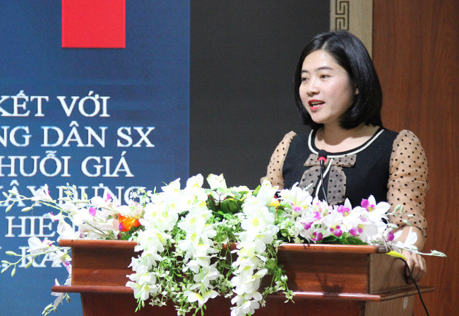 Chị Nguyễn Thị Xuân Hương chia sẻ về hành trình tìm đầu ra cho nông sản. Duy Hậu