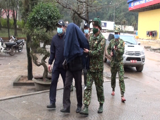 Dẫn giải đối tượng về đồn Biên phòng để điều tra làm rõ Dẫn giải đối tượng về đồn Biên phòng để điều tra làm rõ