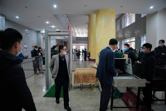 Những người tham dự phiên tòa phải qua máy soi an ninh kiểm tra Những người tham dự phiên tòa phải qua máy soi an ninh kiểm tra