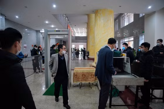 Những người tham dự phiên tòa phải qua máy soi an ninh kiểm tra Những người tham dự phiên tòa phải qua máy soi an ninh kiểm tra