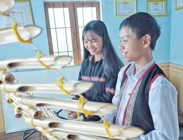 Hai con của nhạc sĩ Phi Ưng rất yêu thích những bài dân ca cổ Bahnar và các sáng tác khai thác chất liệu âm nhạc dân gian của cha. Ảnh: Minh Châu