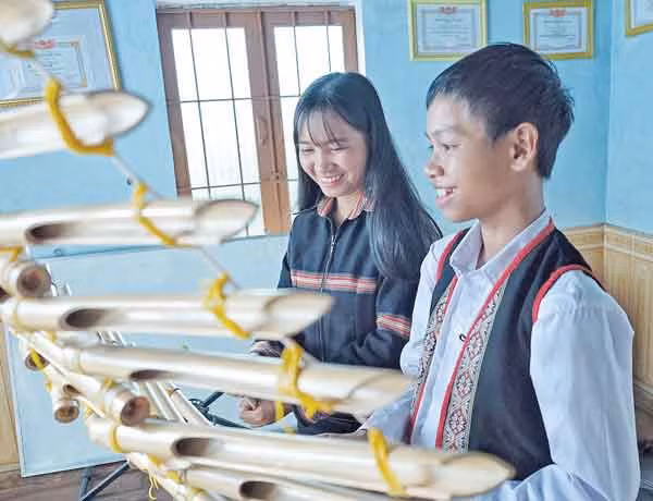 Hai con của nhạc sĩ Phi Ưng rất yêu thích những bài dân ca cổ Bahnar và các sáng tác khai thác chất liệu âm nhạc dân gian của cha. Ảnh: Minh Châu