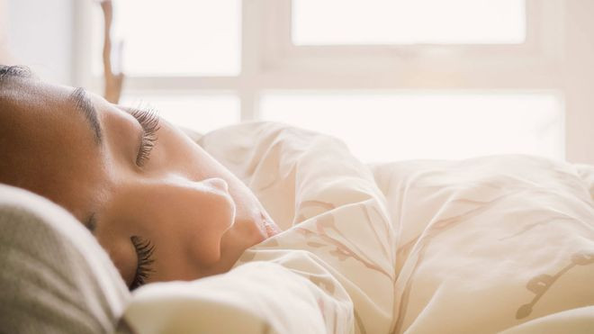 Một giấc ngủ ngon là vô cùng quan trọng và cần thiết đối với sức khỏe. Ảnh: SHUTTERSTOCK