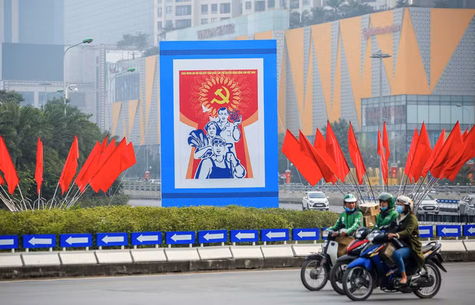 Cờ đỏ được đặt khu vực đường Trần Duy Hưng - cửa ngõ vào trung tâm thành phố. Hơn 3.000 lá cờ trên hệ thống giá treo được trang trí tại các trục đường, tuyến phố chính