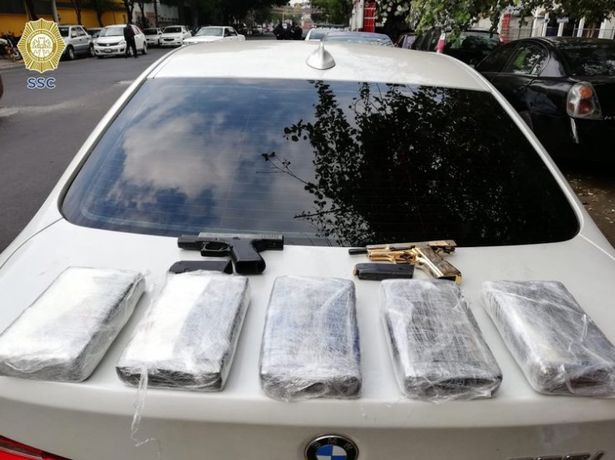 Hai nghi phạm lái chiếc BMW, mang theo 5kg cocaine.