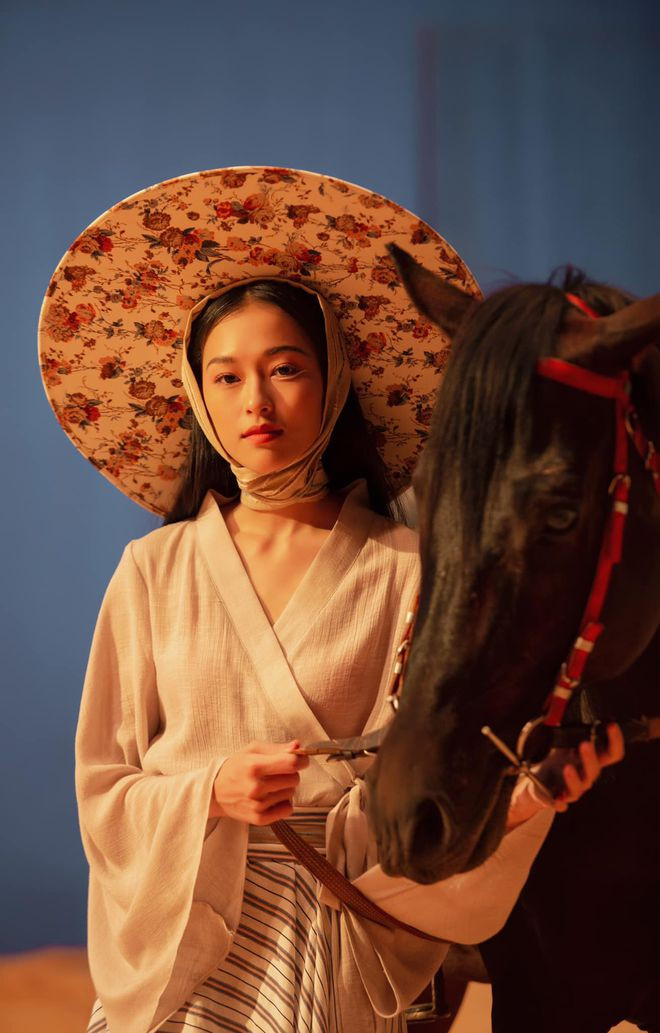 Được biết, Minh Hà (tên đầy đủ: Nguyễn Minh Hà), quê ở Phú Thọ và đang là một mẫu ảnh tự do tại Hà Nội. Cô từng gây chú ý khi xuất hiện trong MV Anh luôn là lý do của Erik ẢNH: INSTAGRAM NV