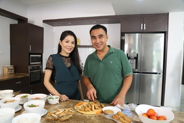  Quyền Linh và bà xã chuẩn bị bữa ăn cho gia đình. Ảnh: NSCC.