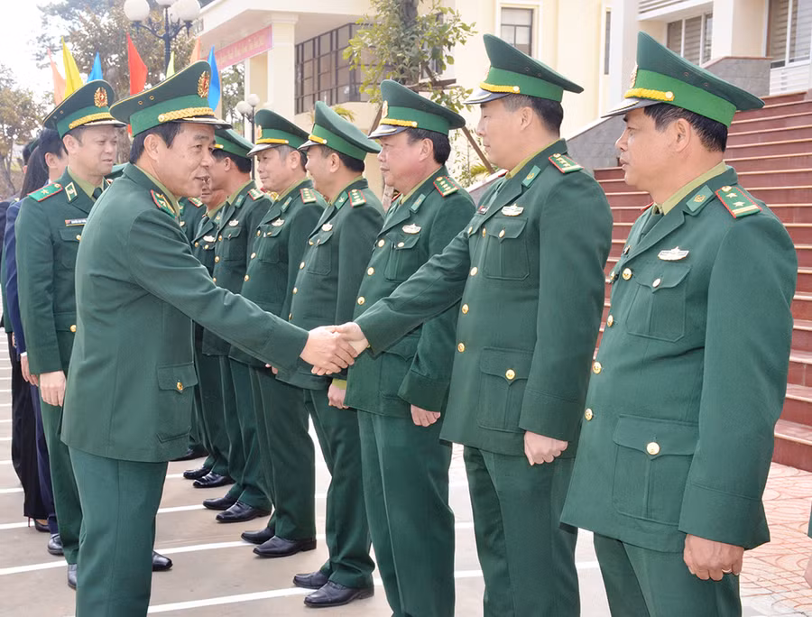 Thiếu tướng Lê Đức Thái động viên các cán bộ, chiến sĩ Bộ Chỉ huy Bộ đội Biên phòng tỉnh. Ảnh: Vĩnh Hoàng Thiếu tướng Lê Đức Thái động viên các cán bộ, chiến sĩ Bộ Chỉ huy Bộ đội Biên phòng tỉnh. Ảnh: Vĩnh Hoàng