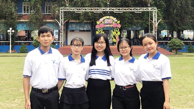 Nhóm tác giả của dự án (từ trái qua): Ngọc Nhân, Hoàng Hân, Hoàng Thương, Ngọc Ái, Huỳnh Phương