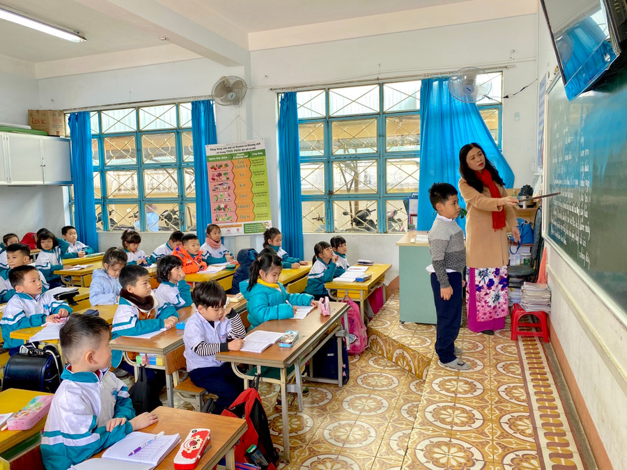 Học sinh Trường Tiểu học Chu Văn An (TP. Pleiku) luôn được thầy cô nhắc nhở giữ ấm trong suốt buổi học. Ảnh: Mộc Trà