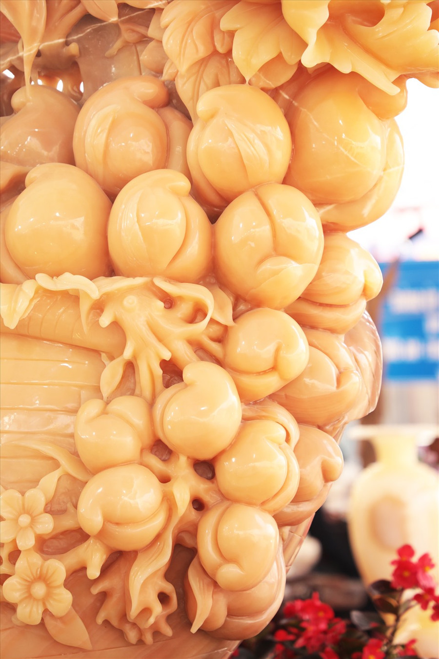 Giỏ hoa này bao gồm hoa mẫu đơn, đào tiên, đôi chim thể hiện sự sung túc, quý phái. Giỏ hoa này bao gồm hoa mẫu đơn, đào tiên, đôi chim thể hiện sự sung túc, quý phái.