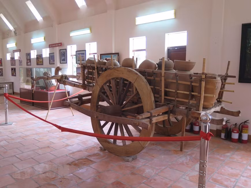 Cỗ xe trâu của đồng bào Chăm được làm hoàn toàn bằng gỗ mà ngày nay chỉ còn tồn tại 3 chiếc được trưng bày tại Khu trưng bày dưới chân đồi Trầu. (Ảnh: Minh Hưng/TTXVN)