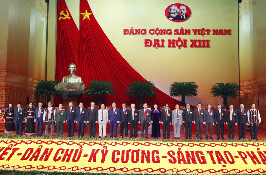 Đoàn đại biểu Đảng bộ tỉnh chụp ảnh lưu niệm với các đồng chí lãnh đạo Đảng, Nhà nước. Ảnh: Anh Huy