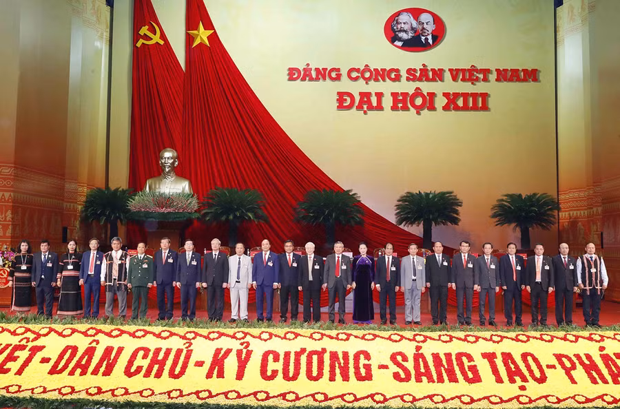 Đoàn đại biểu Đảng bộ tỉnh chụp ảnh lưu niệm với các đồng chí lãnh đạo Đảng, Nhà nước. Ảnh: Anh Huy