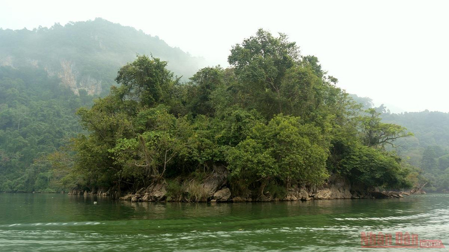 Không chỉ có hồ nước yên ả trên lưng chừng núi, nơi đây còn nổi tiếng với những danh thắng như động Puông, động Hua Mạ, thác Đầu Đẳng, ao Tiên, cùng những đảo nhỏ xinh đẹp An Mã, đảo Bà Góa giữa lòng hồ. Không chỉ có hồ nước yên ả trên lưng chừng núi, nơi đây còn nổi tiếng với những danh thắng như động Puông, động Hua Mạ, thác Đầu Đẳng, ao Tiên, cùng những đảo nhỏ xinh đẹp An Mã, đảo Bà Góa giữa lòng hồ.