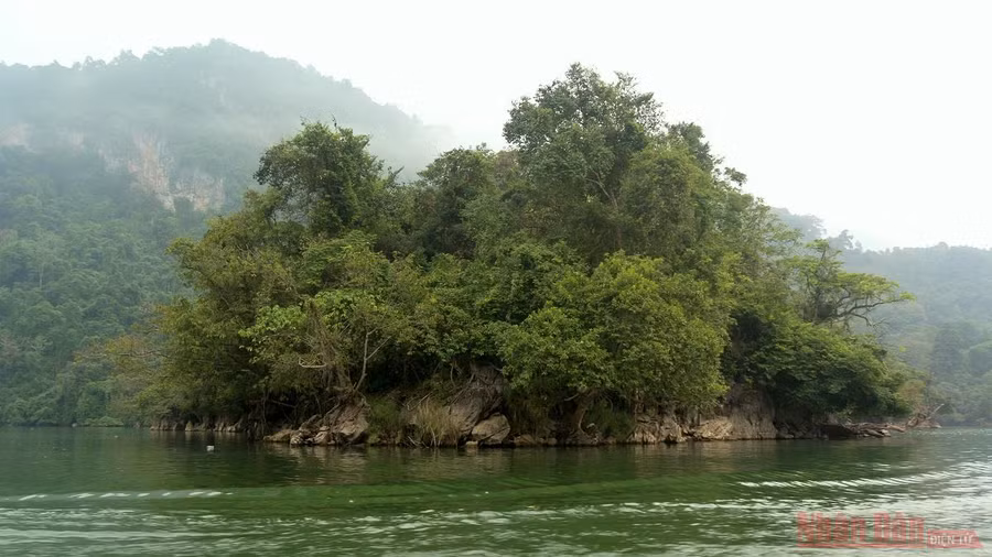 Không chỉ có hồ nước yên ả trên lưng chừng núi, nơi đây còn nổi tiếng với những danh thắng như động Puông, động Hua Mạ, thác Đầu Đẳng, ao Tiên, cùng những đảo nhỏ xinh đẹp An Mã, đảo Bà Góa giữa lòng hồ.