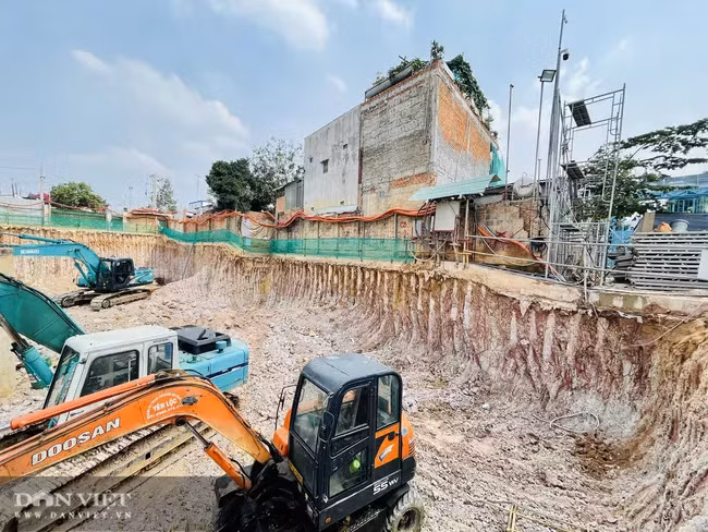 Việc đào hầm, đóng cọc được thực hiện sát móng nhiều nhà dân sống gần dự án khiến cuộc sống của họ bị đảo lộn. Ảnh: V.D