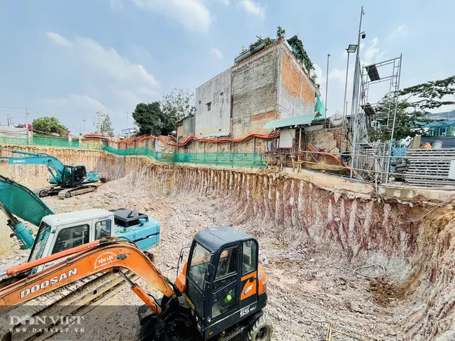 Việc đào hầm, đóng cọc được thực hiện sát móng nhiều nhà dân sống gần dự án khiến cuộc sống của họ bị đảo lộn. Ảnh: V.D