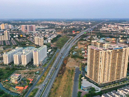 Nhiều dự án bất động sản đang mọc lên dọc theo cao tốc Long Thành-Dầu Giây. Ảnh: HOÀNG GIANG