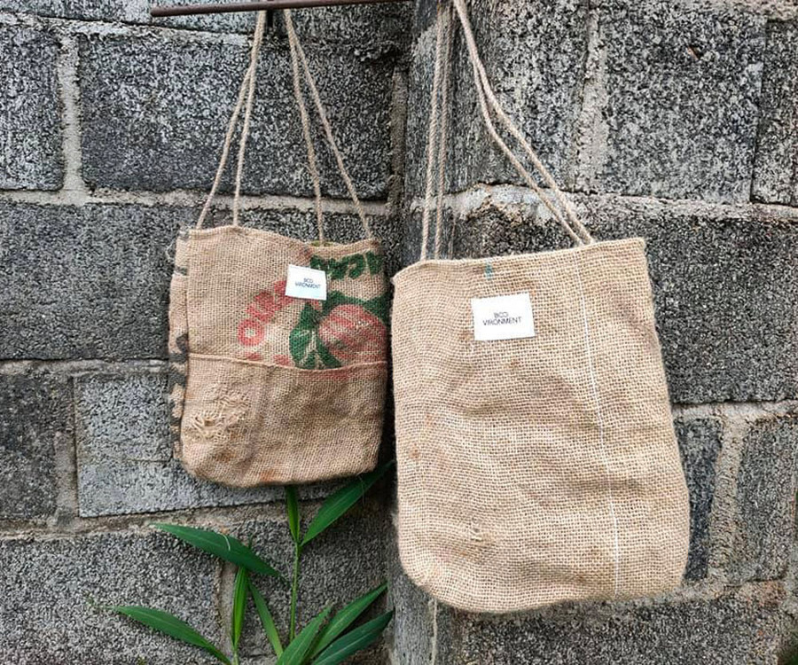 Túi bao bố - một sản phẩm tái sản xuất từ rác thải. Dự án túi bao bố là mô hình phát triển sinh kế cho bà con sống gần rừng, giảm săn bắt động vật hoang dã.