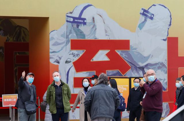  Nhóm chuyên gia của WHO tới bệnh viện Kim Ngân Đàm hôm 30-1. Ảnh: Reuters