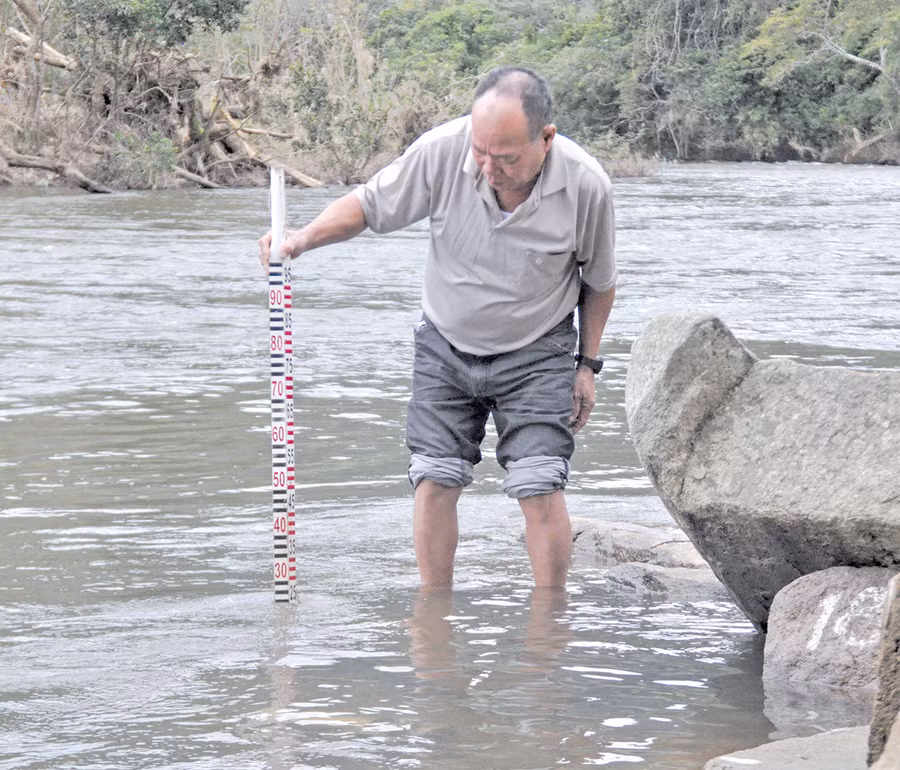  Ông Lê Minh Điếu đo lưu lượng nước sông Ba. Ảnh: Nguyễn Tú
