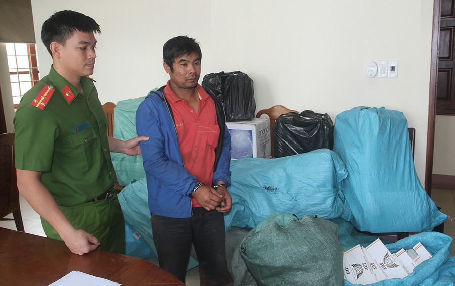 Nam đã vận chuyển 9.000 gói thuốc lá lậu. Ảnh: Văn Ngọc