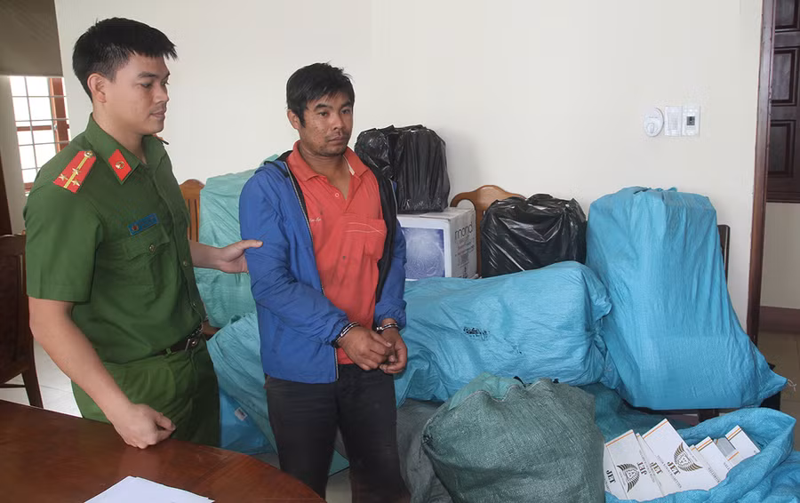 Nam đã vận chuyển 9.000 gói thuốc lá lậu. Ảnh: Văn Ngọc