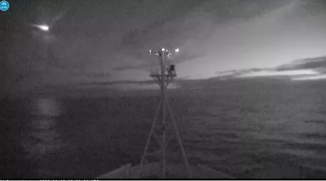 Quả cầu lửa bên trên biển gần Úc. Ảnh: RV INVESTIGATOR