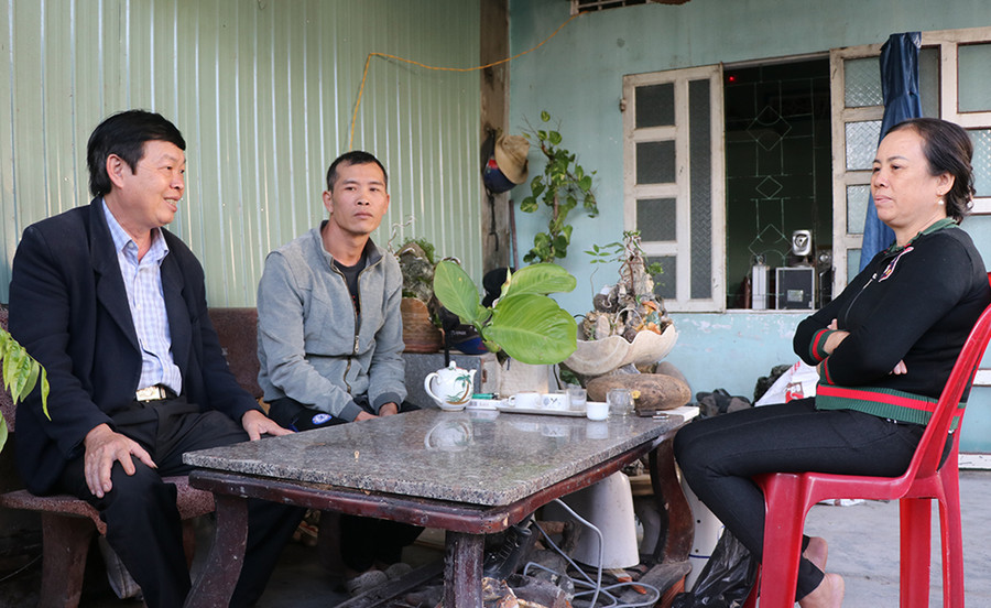 Ông Huỳnh Ngọc Hưng (bìa trái)-Bí thư Chi bộ kiêm tổ trưởng tổ dân phố 9 (phường An Phú, thị xã An Khê) tuyên truyền nhân dân đoàn kết xây dựng đời sống văn hóa khu dân cư-Ảnh Ngọc Minh 