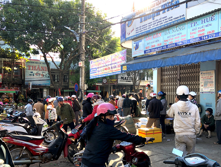 Rất nhiều người chờ đợi để mua vé xe Tết tại Văn phòng nhà xe Thuận Tiến Gia Lai dù nhà xe đã bố trí nhiều điểm bán vé. Ảnh: Lê Hòa Hàng chục khách chờ đợi để được mua vé Tết, dù nhà xe đã bó trí nhiều điểm bán vé Tết. Ảnh: Lê Hòa