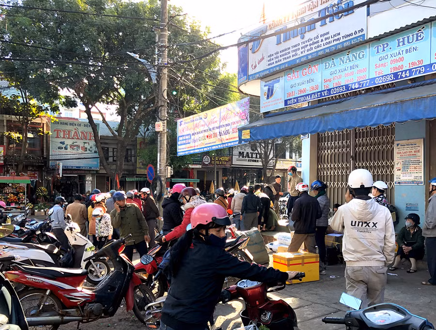 Hàng chục khách chờ đợi để được mua vé Tết, dù nhà xe đã bó trí nhiều điểm bán vé Tết. Ảnh: Lê Hòa