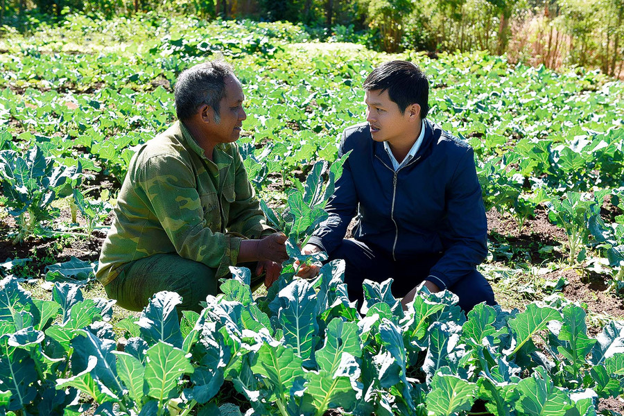 4.Ông Siu Yui trao đổi kinh nghiệm trồng rau sạch với cán bộ xã