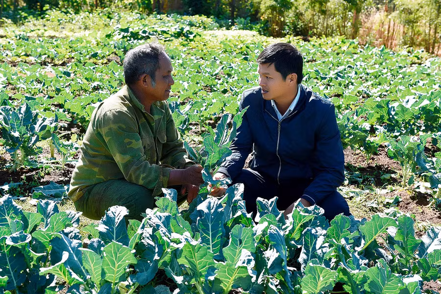 4.Ông Siu Yui trao đổi kinh nghiệm trồng rau sạch với cán bộ xã