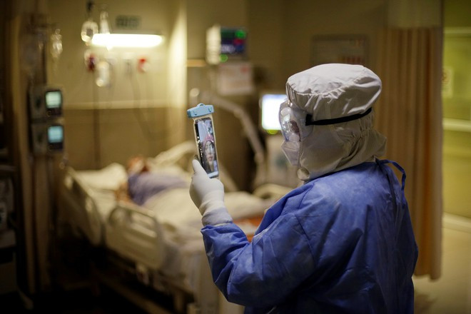 Nhân viên y tế trò chuyện với người gia đình qua điện thoại trong đêm giao thừa 31.12.2020 tại bệnh viện ở thành phố Ciudad Juarez, Mexico - Ảnh: Reuters Nhân viên y tế trò chuyện với người gia đình qua điện thoại trong đêm giao thừa 31.12.2020 tại bệnh viện ở thành phố Ciudad Juarez, Mexico - Ảnh: Reuters