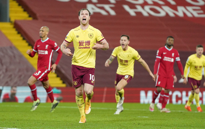 trở thành người hùng xô đổ kỷ lục bất bại sân nhà của Liverpool