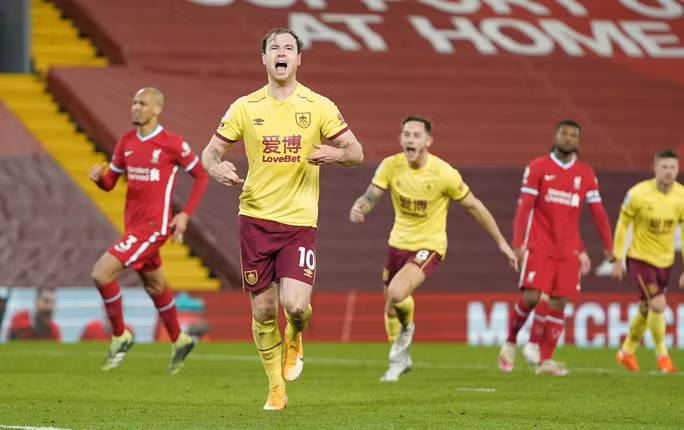 trở thành người hùng xô đổ kỷ lục bất bại sân nhà của Liverpool