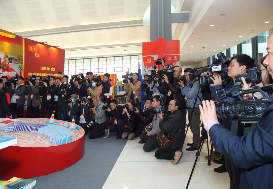 Phóng viên tác nghiệp tại Trung tâm Báo chí. Phóng viên tác nghiệp tại Trung tâm Báo chí.