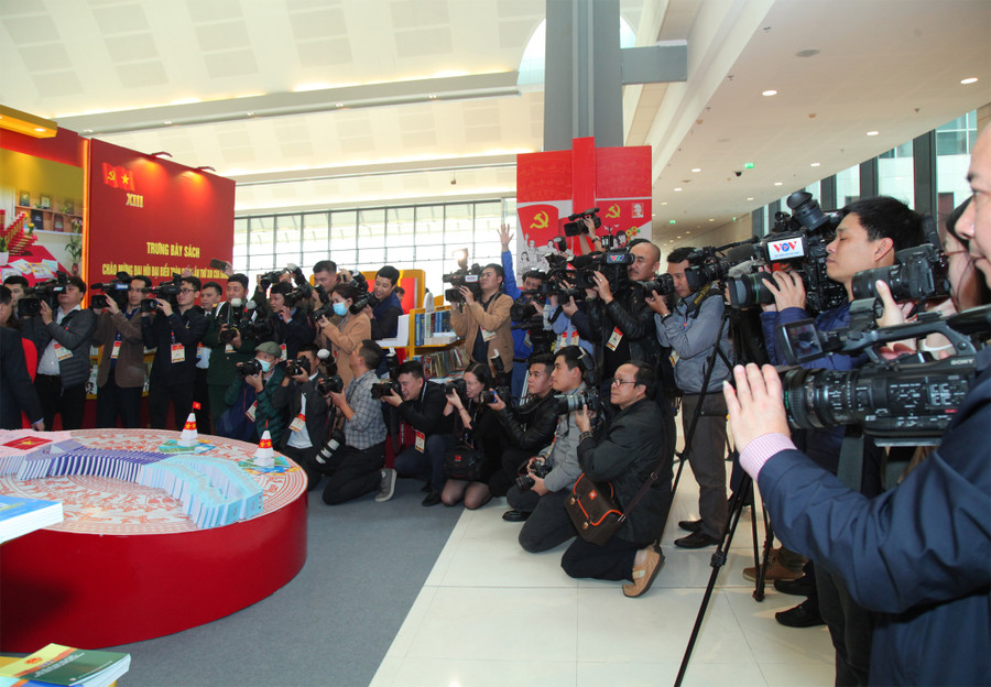 Phóng viên tác nghiệp tại Trung tâm Báo chí.