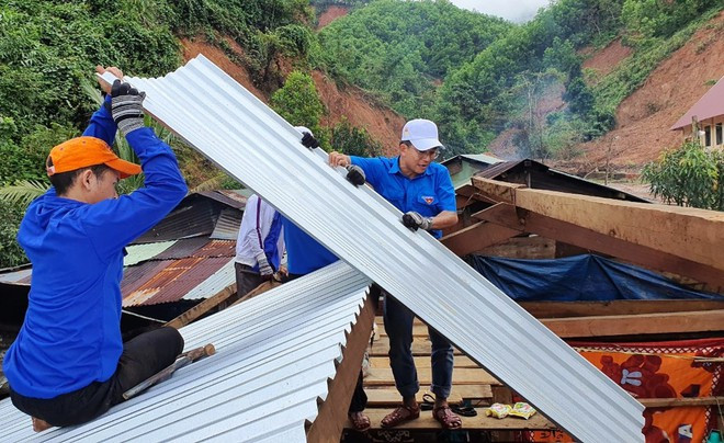Đoàn viên, thanh niên giúp người dân H.Phước Sơn sửa chữa nhà ẢNH: NAM THỊNH
