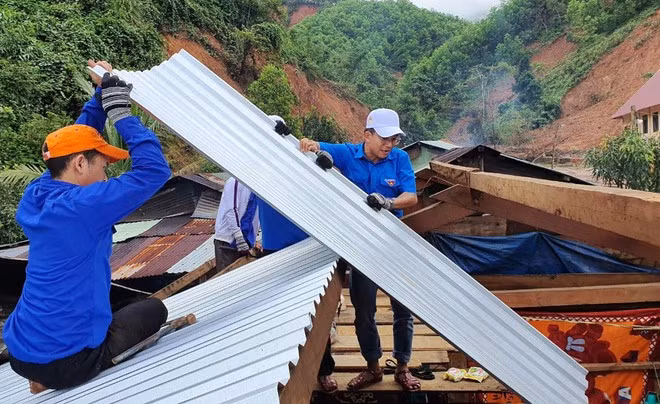 Đoàn viên, thanh niên giúp người dân H.Phước Sơn sửa chữa nhà ẢNH: NAM THỊNH