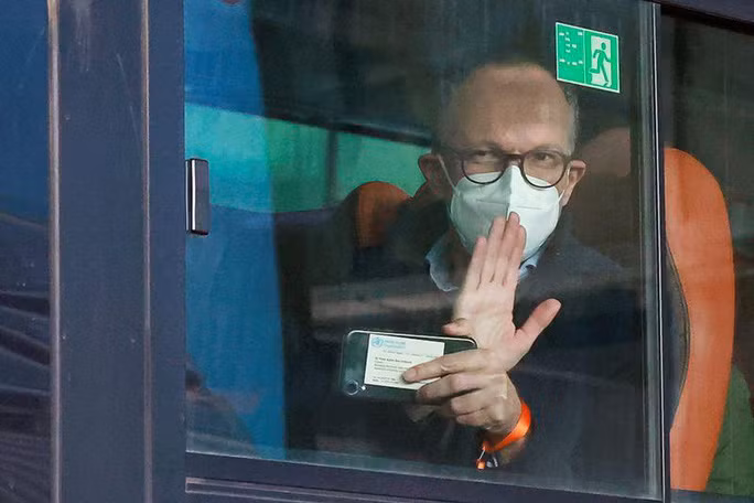  Ông Peter Ben Embarek dẫn đầu nhóm chuyên gia tới TP Vũ Hán ngày 14-1. Ảnh: Reuters