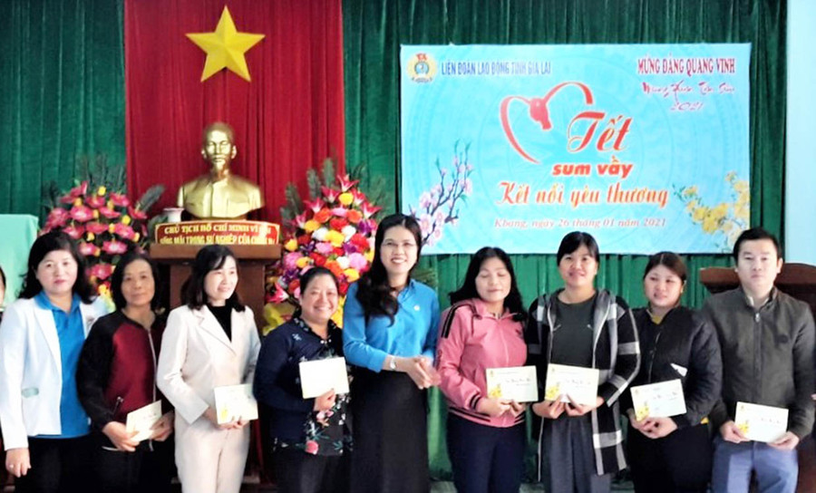 Bà Trần Lệ Nhung-Chủ tịch Liên đoàn Lao động tỉnh tặng quà cho đoàn viên, công nhân nghèo tại huyện Kbang. Ảnh: Đinh Yến iên đoàn Lao động tỉnh tặng quà cho đoàn viên, công nhân nghèo tại huyện Kbang. Ảnh: Đinh Yến